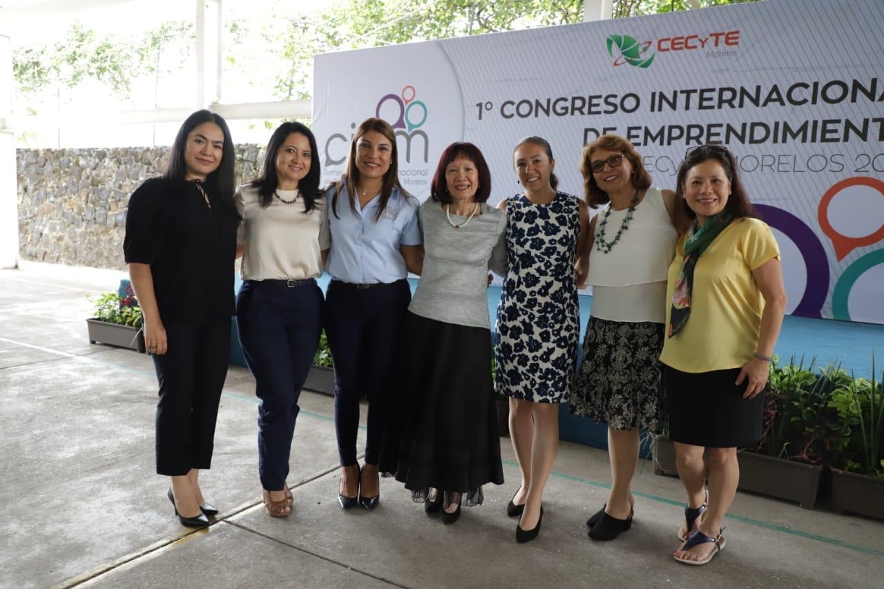 Simone with a group of women entrepreneurs at an international conference